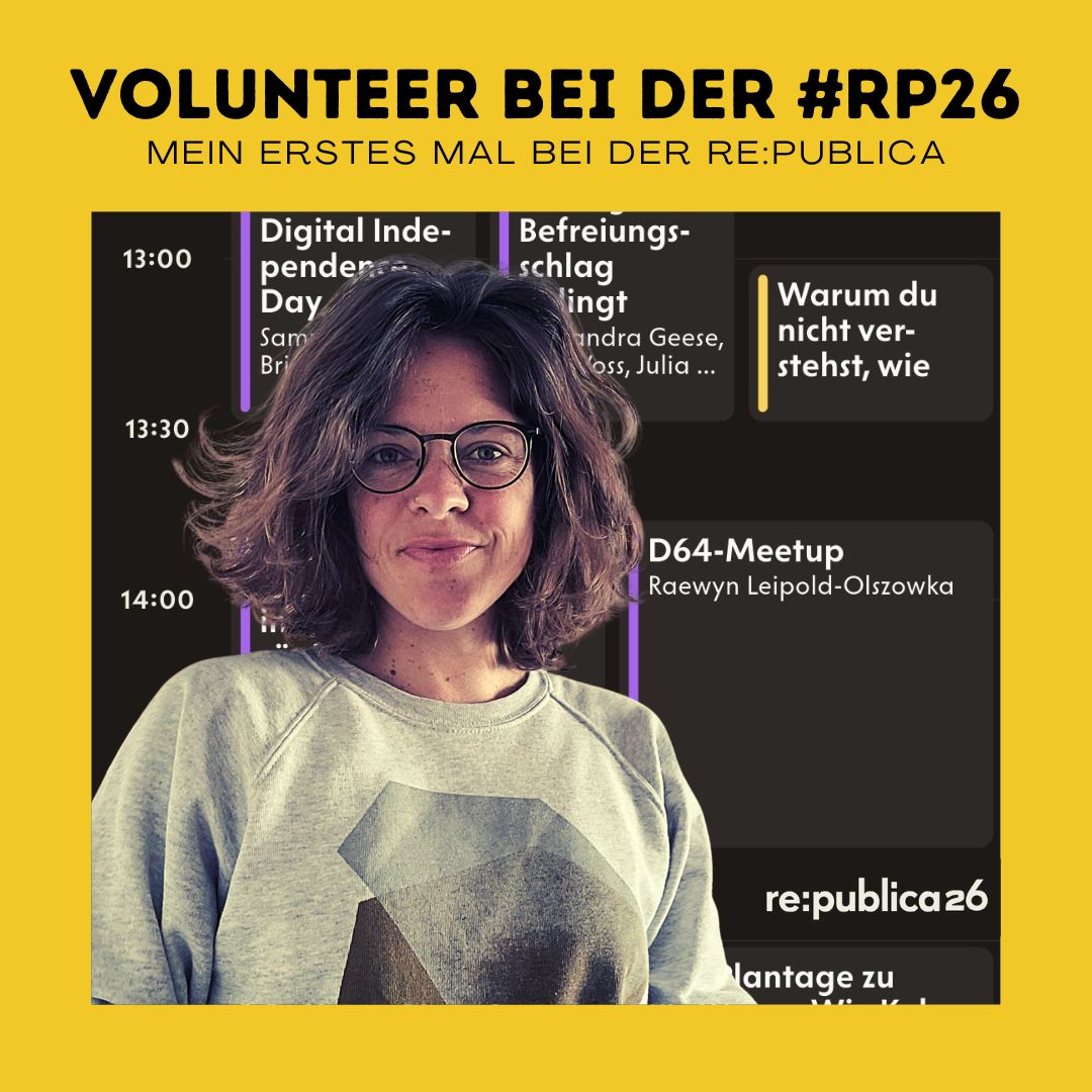 Dr. Charlotte Echterhoff als Volontärin bei der re:publica 2026 (#RP26). Sie posiert lächelnd vor einem Programmplan der Konferenz, der u.a. den *Digital Independence Day*, *Befreiungsschlag* und ein *D64-Meetup* mit Raewyn Leopold-Olszowka anzeigt. Sie trägt ein graues Sweatshirt mit geometrischem Muster und eine Brille. Das Bild dokumentiert ihr erstes Engagement bei der re:publica, einer der wichtigsten Konferenzen für digitale Gesellschaft und Technologie.