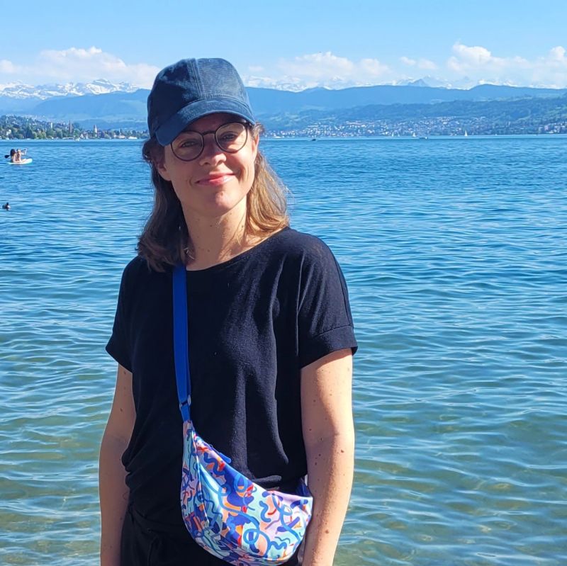 Dr. Charlotte Echterhoff steht entspannt vor einem See